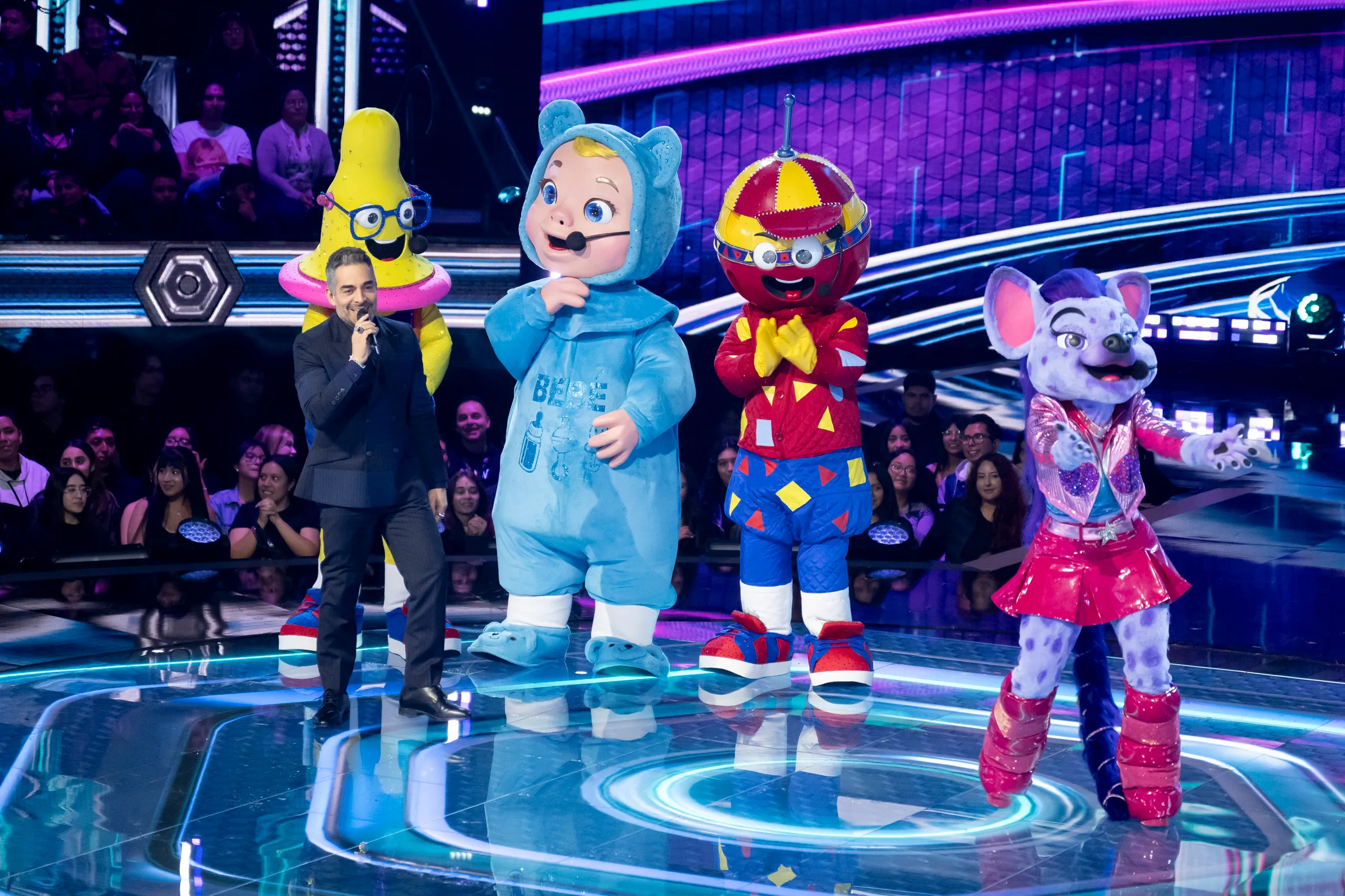 Omar Chaparro y personajes de 'Quién es la Máscara'.