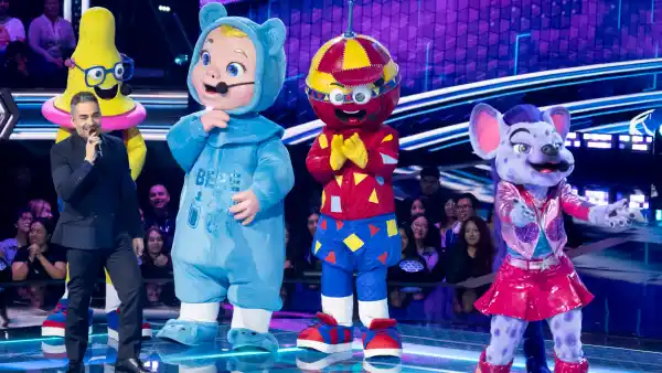 Omar Chaparro y personajes de 'Quién es la Máscara'.