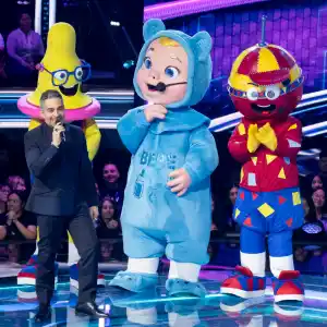 Omar Chaparro y personajes de 'Quién es la Máscara'.