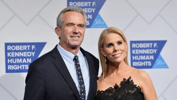 GettyImages-1072310542 Inside Cheryl Hines Hollywood Friendships Amid Her Marriage to RFK Jr