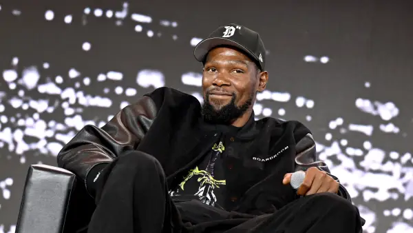 GettyImages-2221510573 kevin durant shoots his shot