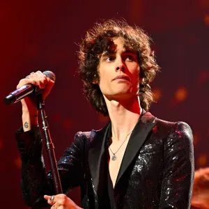 Sombr performing at the 2025 MTV Video Music Awards.