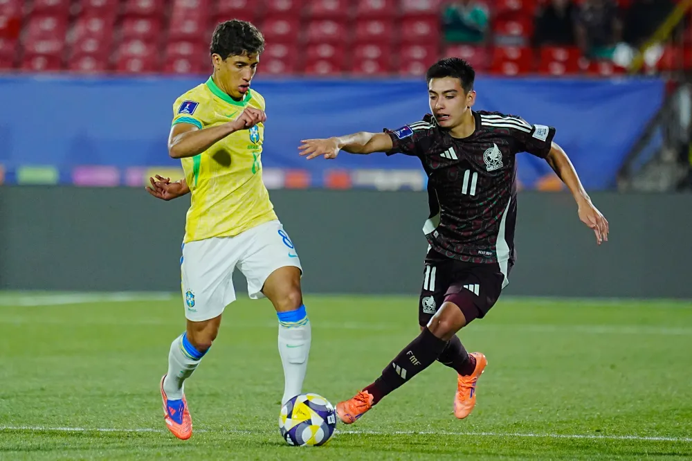 Gilberto Mora disputa un bal&oacute;n con Joao Cruz, en el partido entre Brasil y M&eacute;xico del Mundial Sub-20.