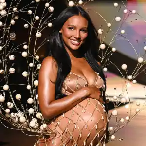GettyImages-2240913875-Model-Jasmine-Tookes-Walks-VS-Fashion-Show-9-Months-Pregnant