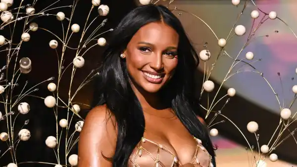 GettyImages-2240913875-Model-Jasmine-Tookes-Walks-VS-Fashion-Show-9-Months-Pregnant