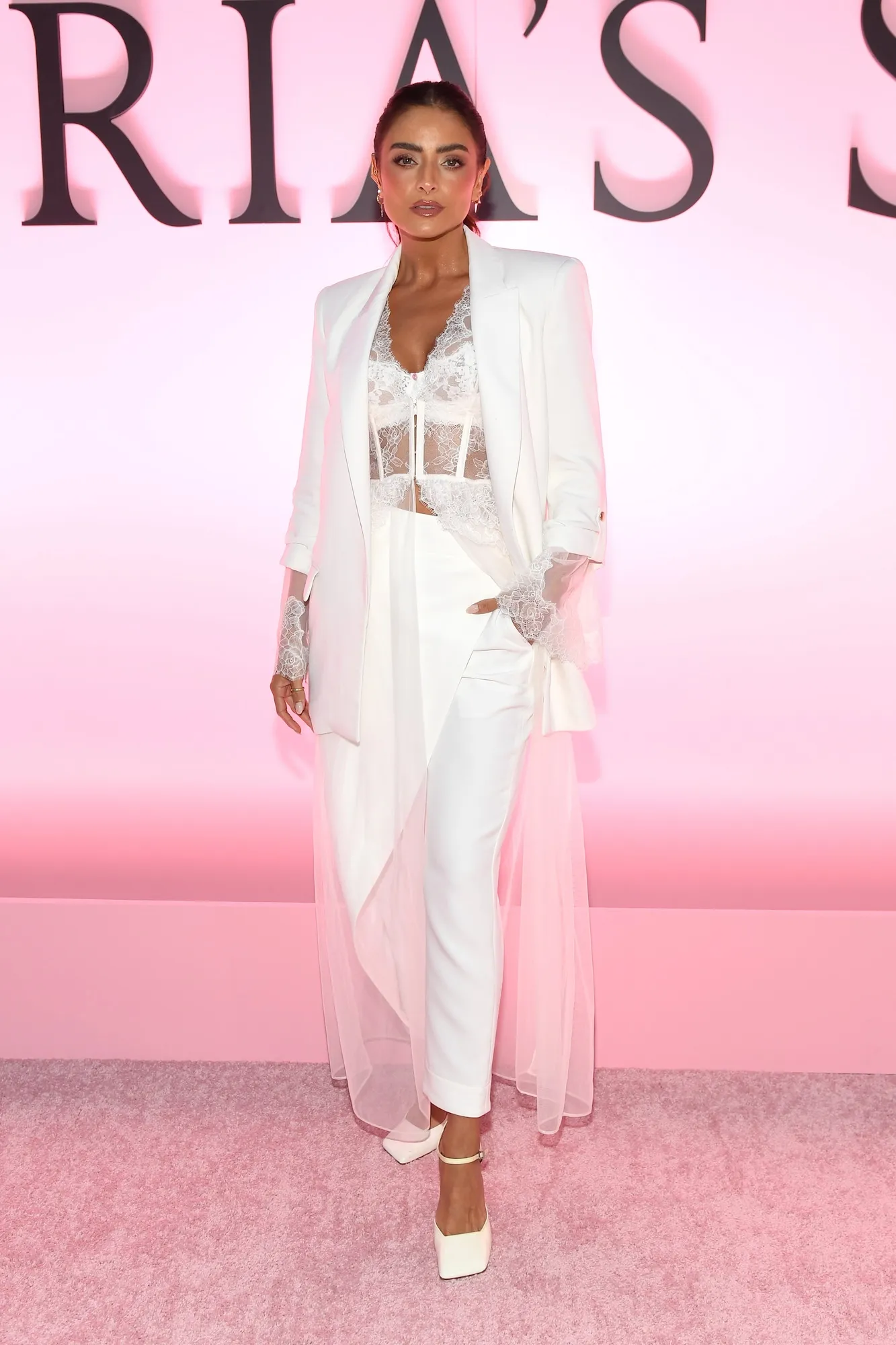 Aislinn Derbez asiste al Victoria's Secret Fashion Show 2025.