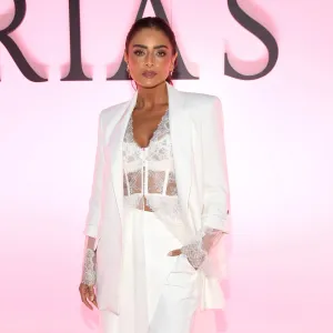 Aislinn Derbez asiste al Victoria's Secret Fashion Show 2025.