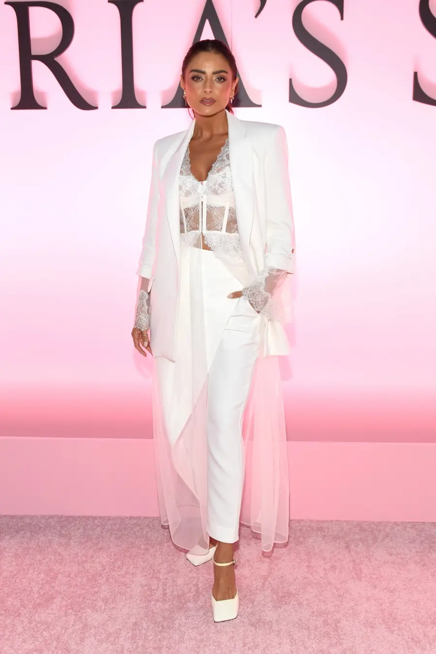 Aislinn Derbez asiste al Victoria's Secret Fashion Show 2025.