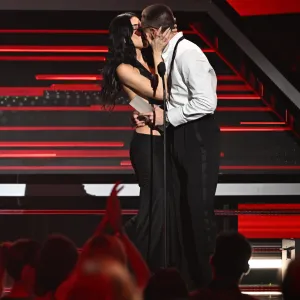 Kenia Os y Peso Pluma en los Billboard Latin Music Awards.