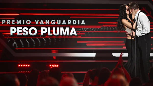 Kenia Os y Peso Pluma en los Billboard Latin Music Awards.