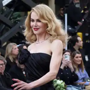 Nicole Kidman Oozes Old Hollywood Glamor on Runway Amid Keith Urban Split