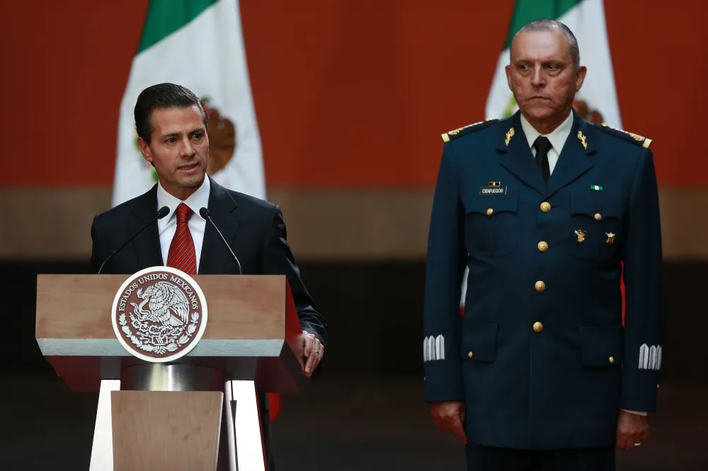 Enrique Pe&ntilde;a Nieto, ex presidente de M&eacute;xico, junto al general Salvador Cienfuegos.