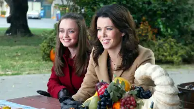 "Let The Games Begin" (l-r) Alexis Bledel as Rory Gilmore, Lauren Graham as Lorelai Gilmore.