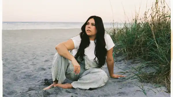 Gigi Perez, cantautora habla de sus raíces cubanas