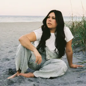 Gigi Perez, cantautora habla de sus raíces cubanas