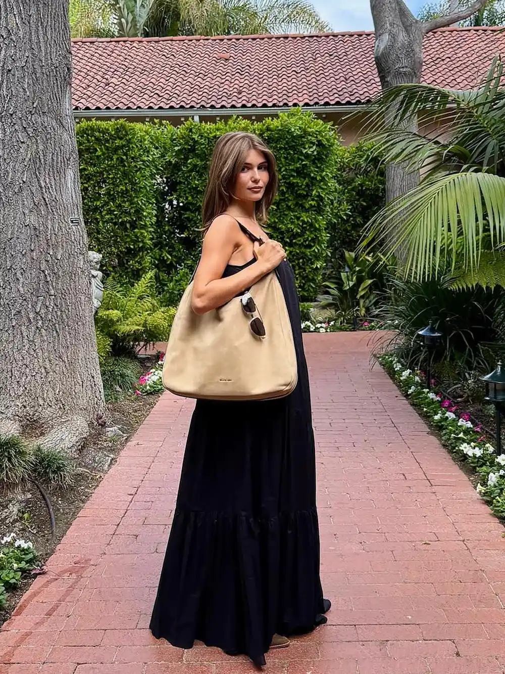 How Olivia Jade and Sister Bella Feel About Parents Lori Loughlin and Mossimo Giannulli s Split image 3142036