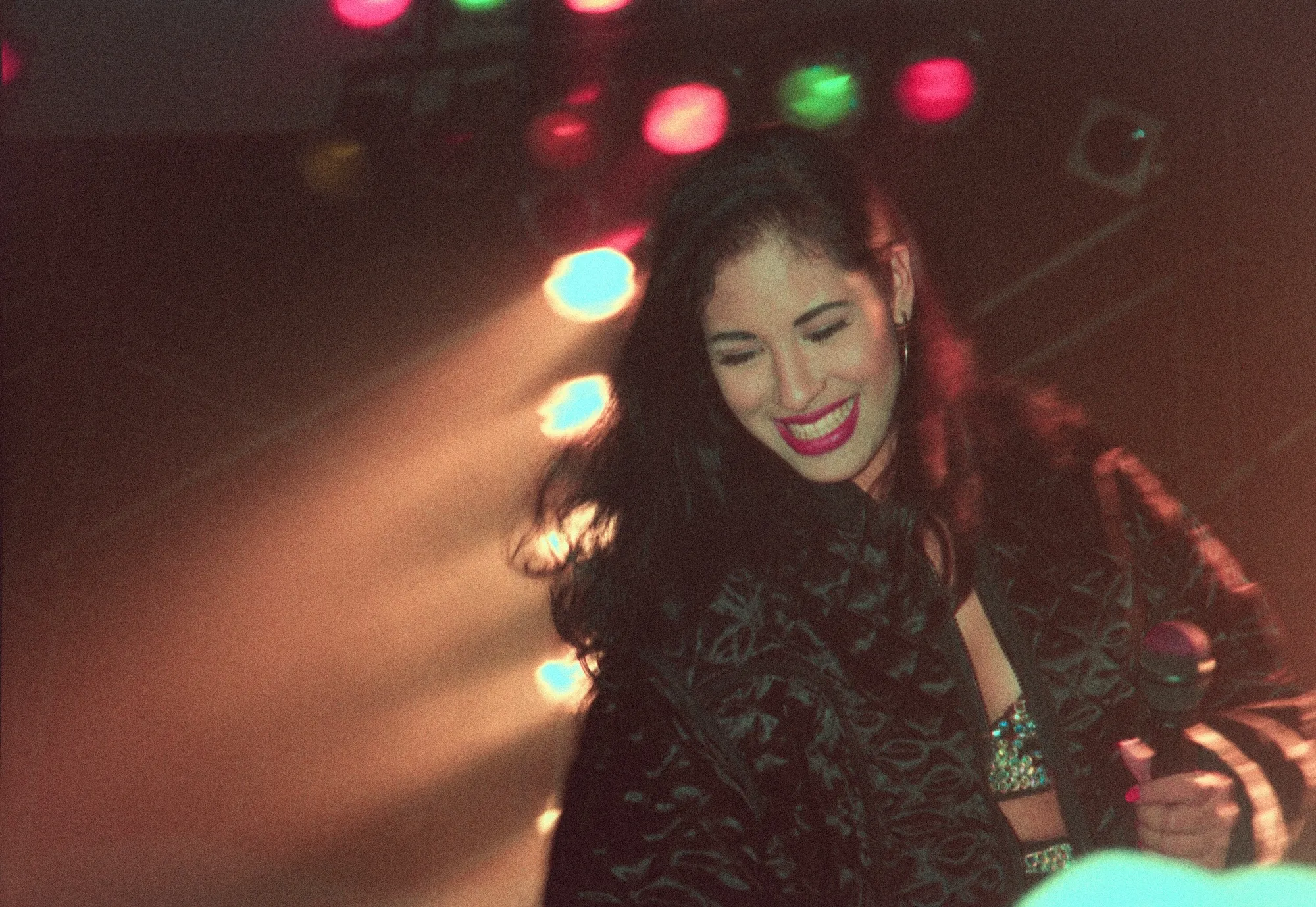 Selena Quintanilla en el documental Selena y Los Dinos