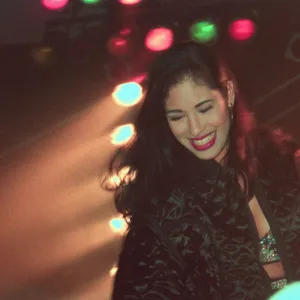 Selena Quintanilla en el documental Selena y Los Dinos