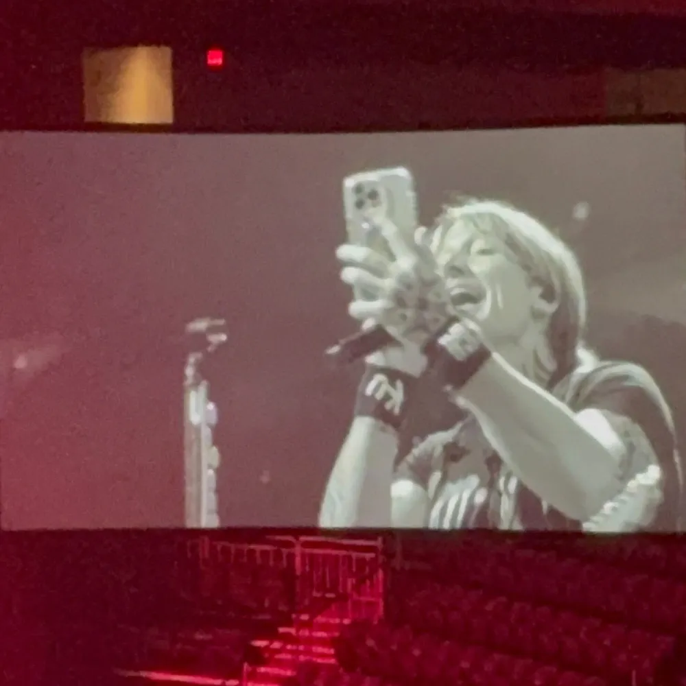 SIMG-1022107-KeithUrbanJumboTron.jpeg
