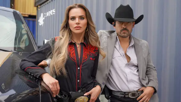 Isabella Castillo e Iván Arana en la serie Dinastía Casillas