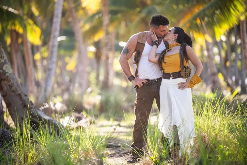 Juli&aacute;n Gil y Val Mar&iacute;n, conductores de El Conquistador el nuevo reality show de Unim&aacute;s