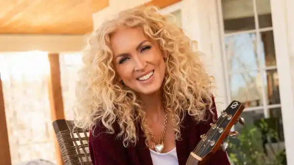 Kimberly Schlapman Jokes Shes the Secret to Her Bandmates Marriage Outdoor_1034_V1