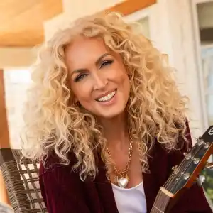 Kimberly Schlapman Jokes Shes the Secret to Her Bandmates Marriage Outdoor_1034_V1