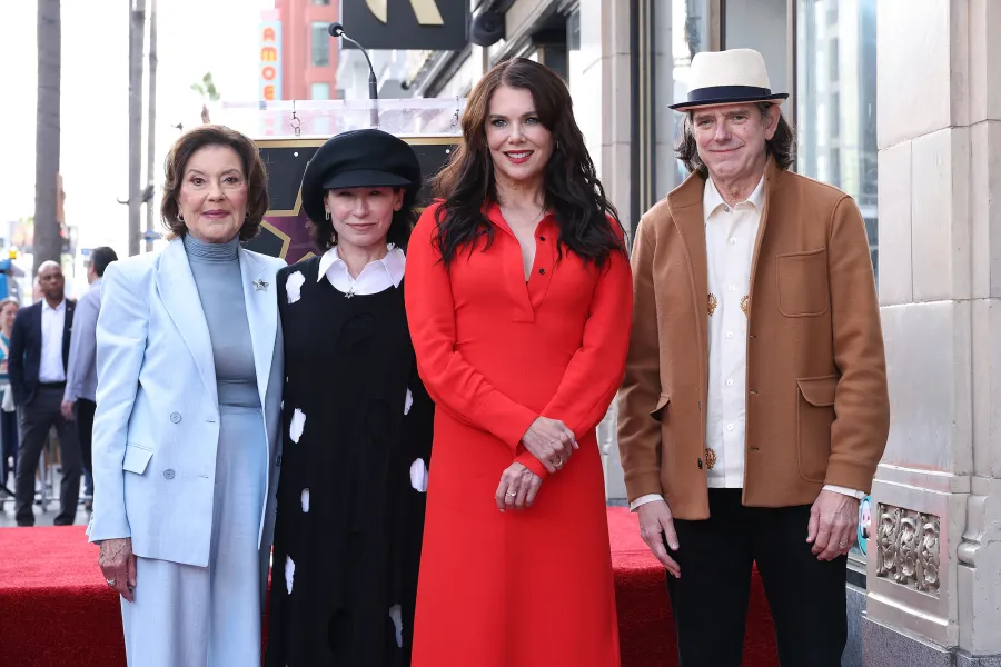 Lauren-Graham-Walk-of-Fame-GettyImages-2238637232