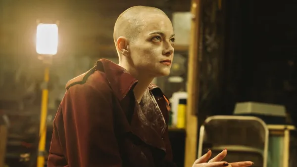 MCDBUGO_UC011 Did Emma Stone Shave Her Head for Bugonia? Hair Transformation Explained