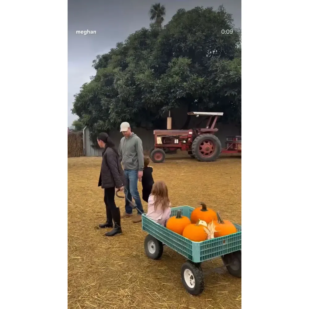 Meghan Markle Wears 1600 Outfit on Family Pumpkin Patch Outing 5
