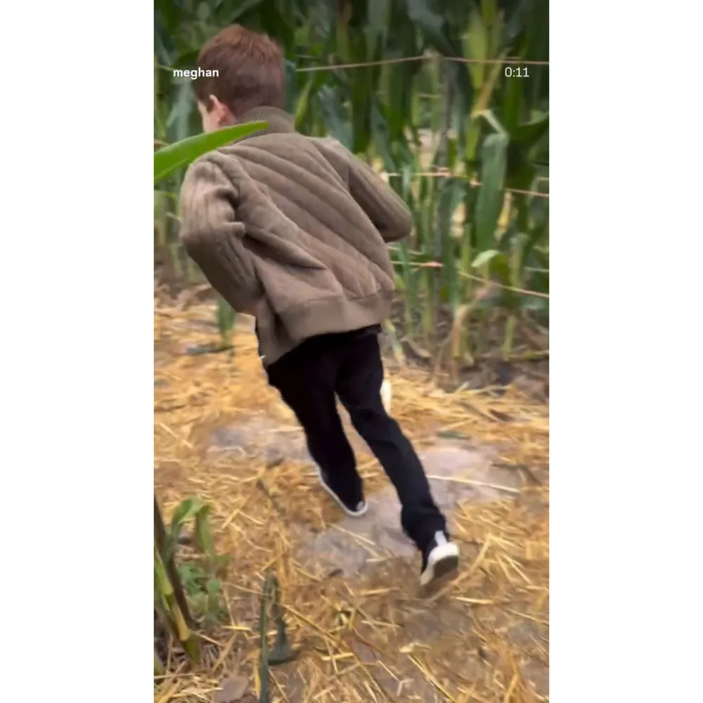 Meghan Markle Wears 1600 Outfit on Family Pumpkin Patch Outing 6