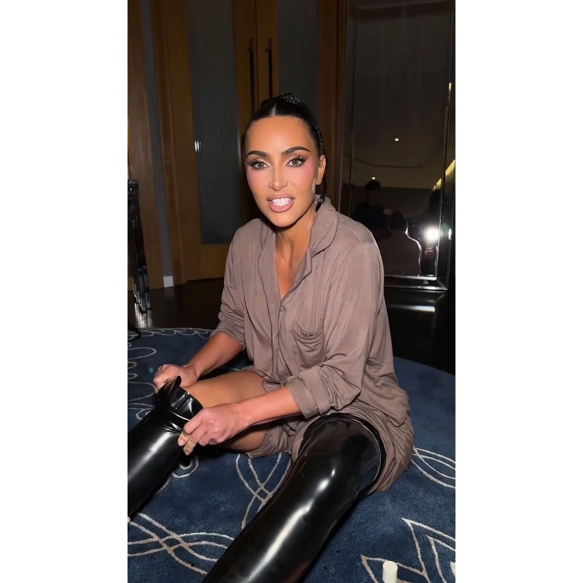 Promo Kim Kardashian Latex Look Turns Into a Lube Fashion Emergency Naomi Watts Comes to the Rescue