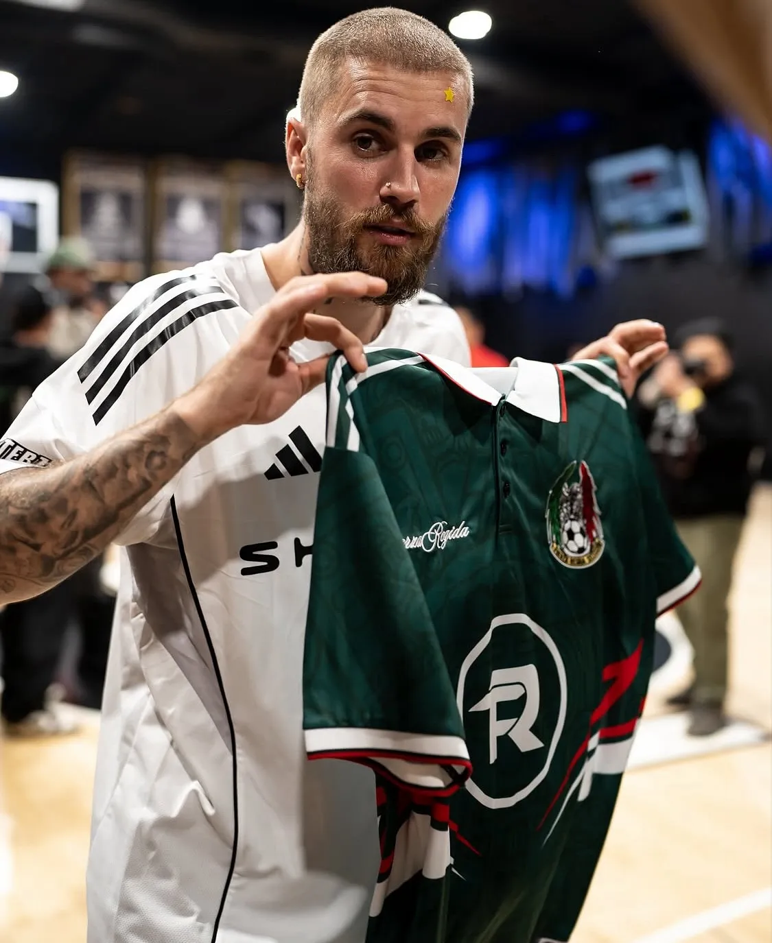 Justin Beaver con Fuerza Regida.