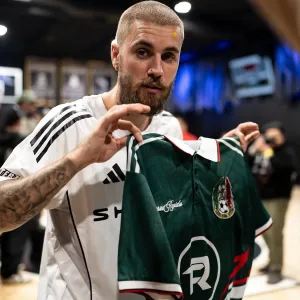 Justin Beaver con Fuerza Regida.