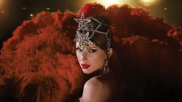 Taylor-Swift-Life-of-a-Showgirl-TinyBubblesInChampagne_CleanImage