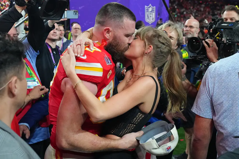 Taylor-Swift-and-Travis-Kelce-Super-Bowl-Kiss-GettyImages-1998834953