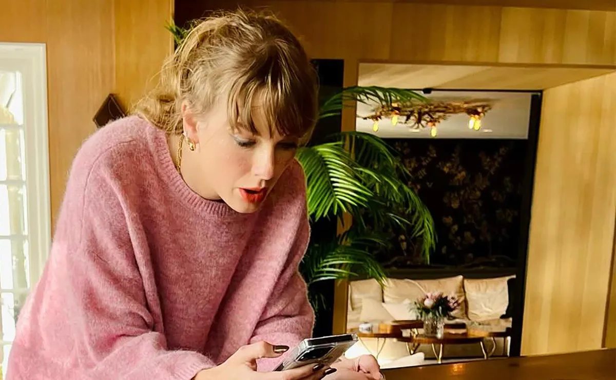 Taylor Swift s Glitter Freckles Return in Studio Photo After She Wore Them to Travis Kelce s Game IG