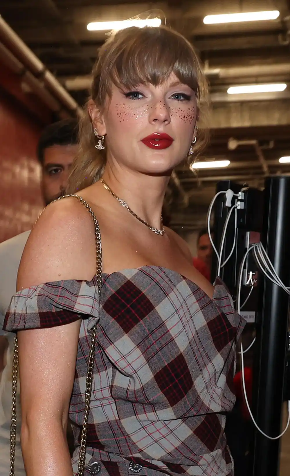 Taylor Swifts Glitter Freckles Are Back After Debut at Travis Kelces Game