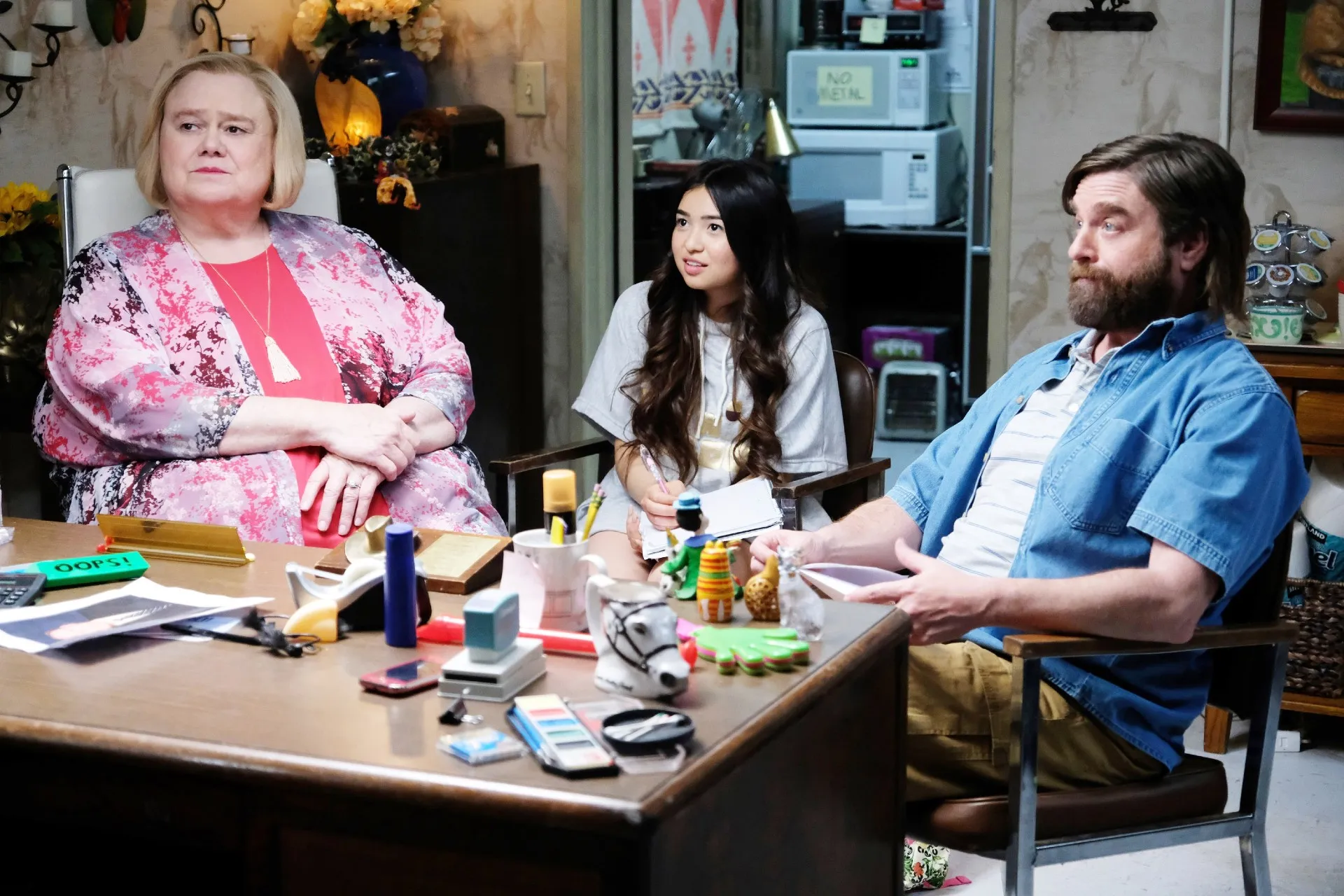 Louie Anderson, Julie Rose Gruenberg, Zach Galifianakis in Baskets