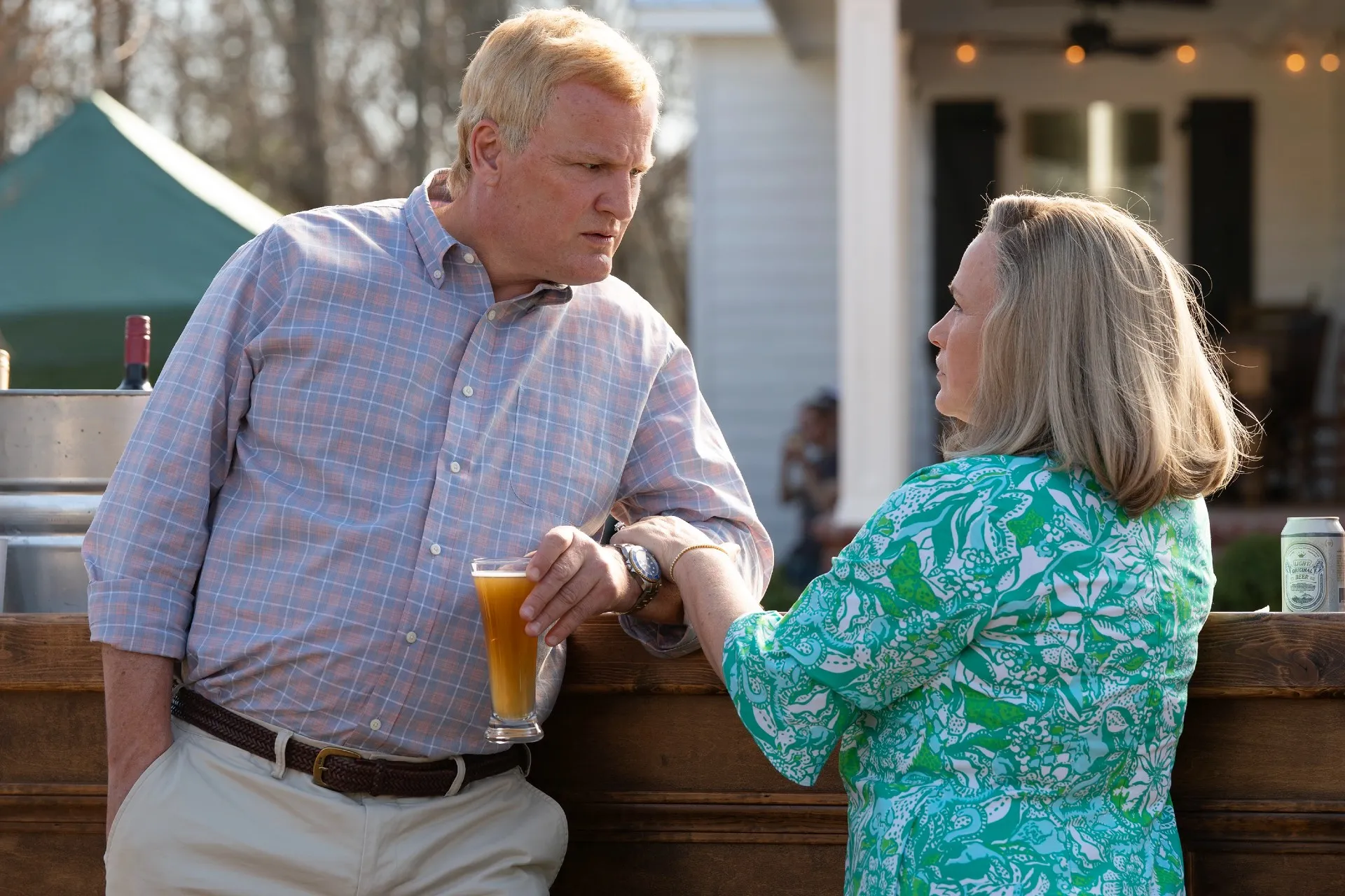 Jason Clarke as Alex Murdaugh, Patricia Arquette as Maggie Murdaugh in Murdaugh: Death in the Family