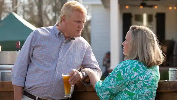 Jason Clarke as Alex Murdaugh, Patricia Arquette as Maggie Murdaugh in Murdaugh: Death in the Family