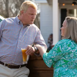 Jason Clarke as Alex Murdaugh, Patricia Arquette as Maggie Murdaugh in Murdaugh: Death in the Family