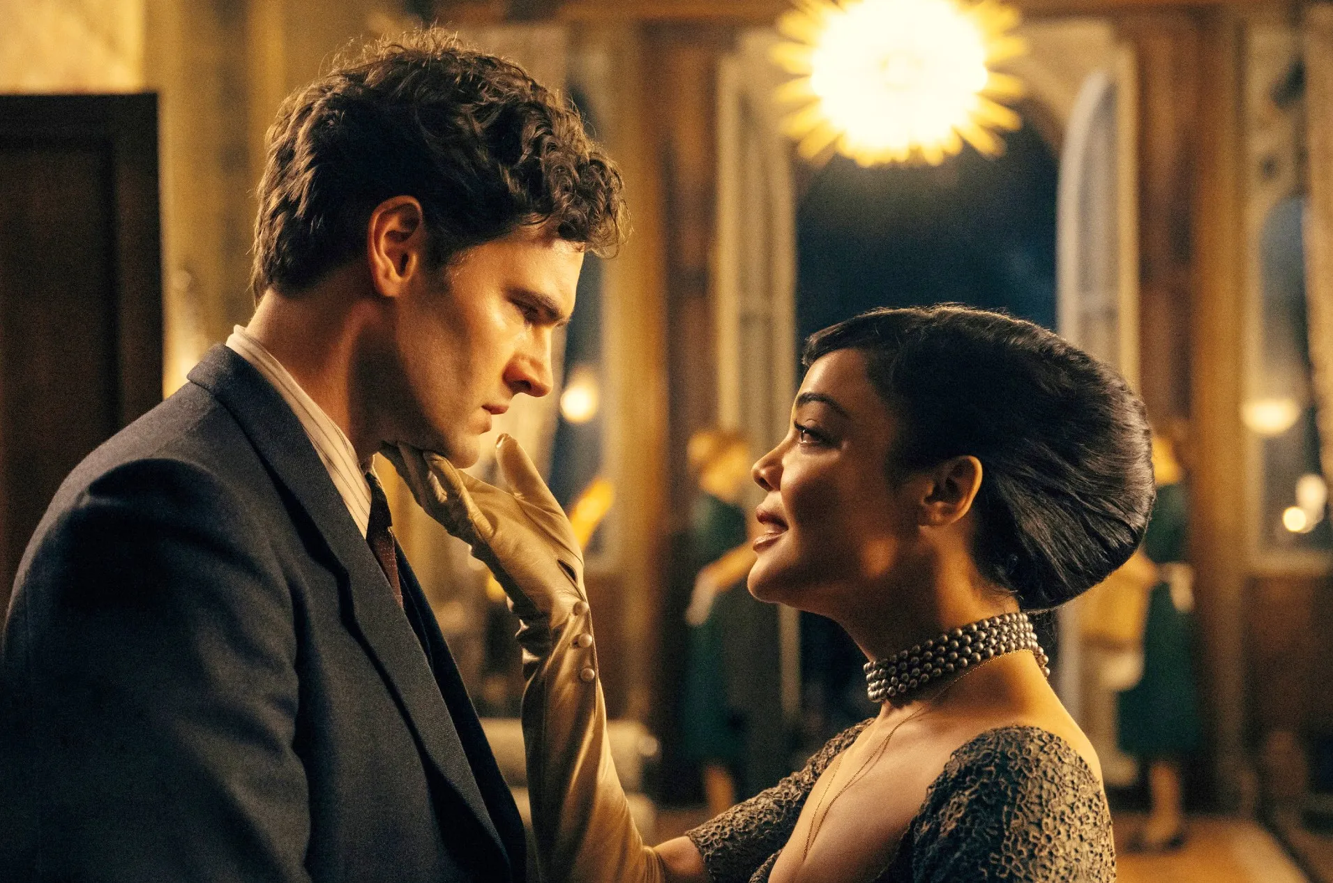 Tom Bateman and Tessa Thompson in Hedda