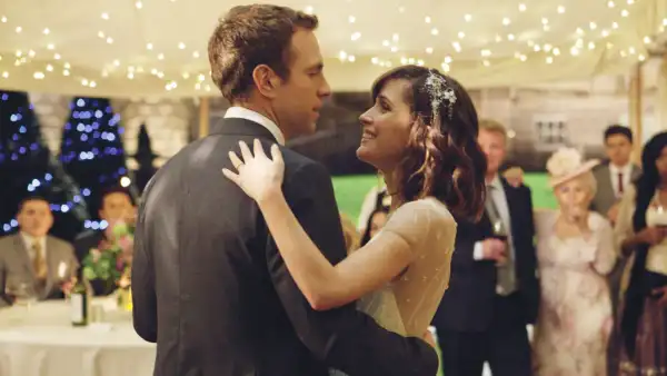 Rafe Spall and Rose Byrne in I Give It a Year