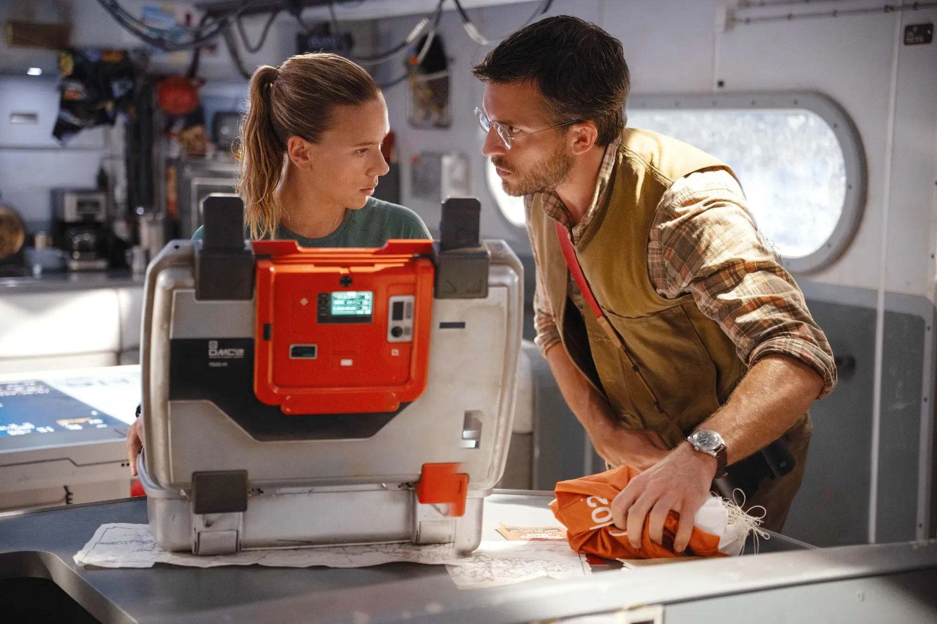 Scarlett Johansson, Jonathan Bailey in Jurassic World Rebirth