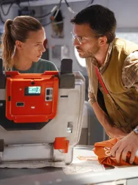 Scarlett Johansson, Jonathan Bailey in Jurassic World Rebirth