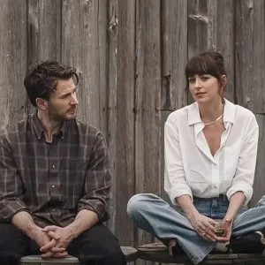 Chris Evans and Dakota Johnson in Materialists