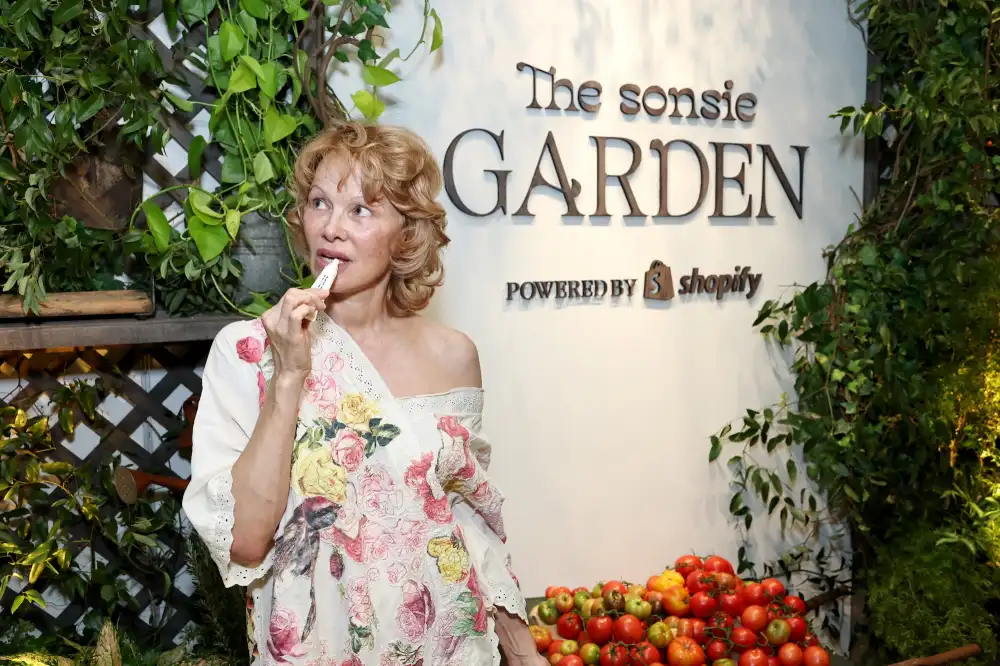 Pamela Anderson revela secretos de cuidado de la piel durante la celebraci&oacute;n de Sonsie Pop-Up en Nueva York.