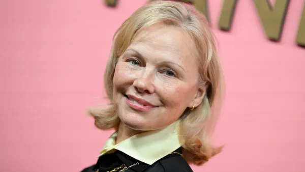 Pamela Anderson levi's jean