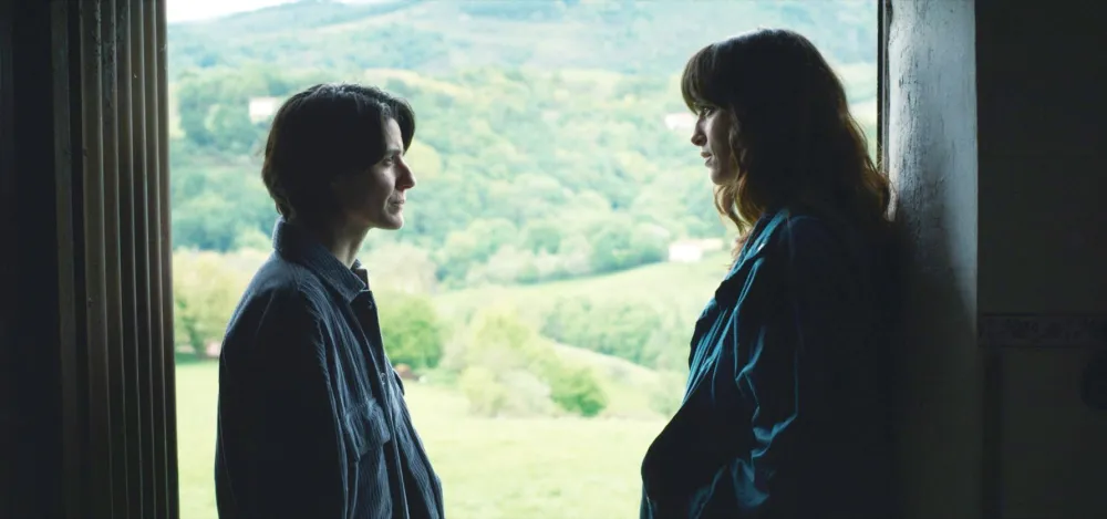 Ariadna Gil, Susana Abaitua in She Walks in Darkness